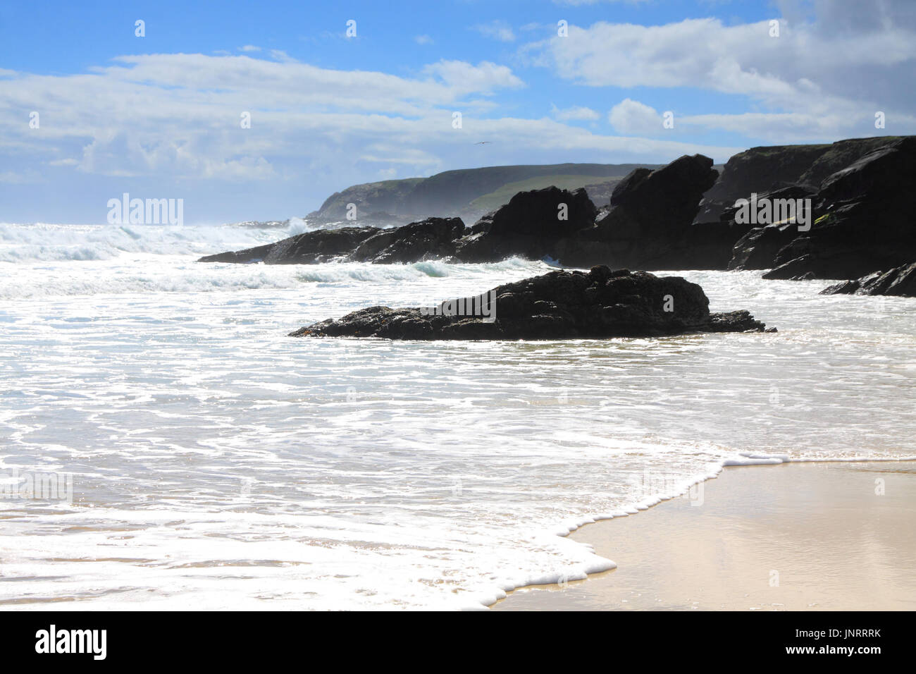 Onde in rotolamento al Porto di Ness beach, Isle of Harris e Lewis, Scozia Foto Stock