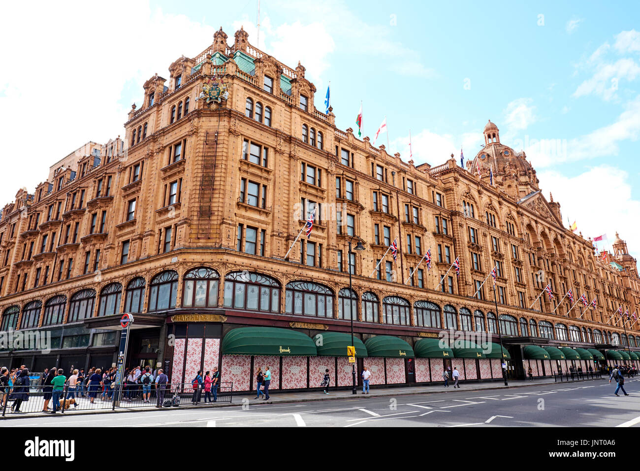 Esterno dei magazzini Harrods, Brompton Road e Knightsbridge di Londra, Regno Unito Foto Stock