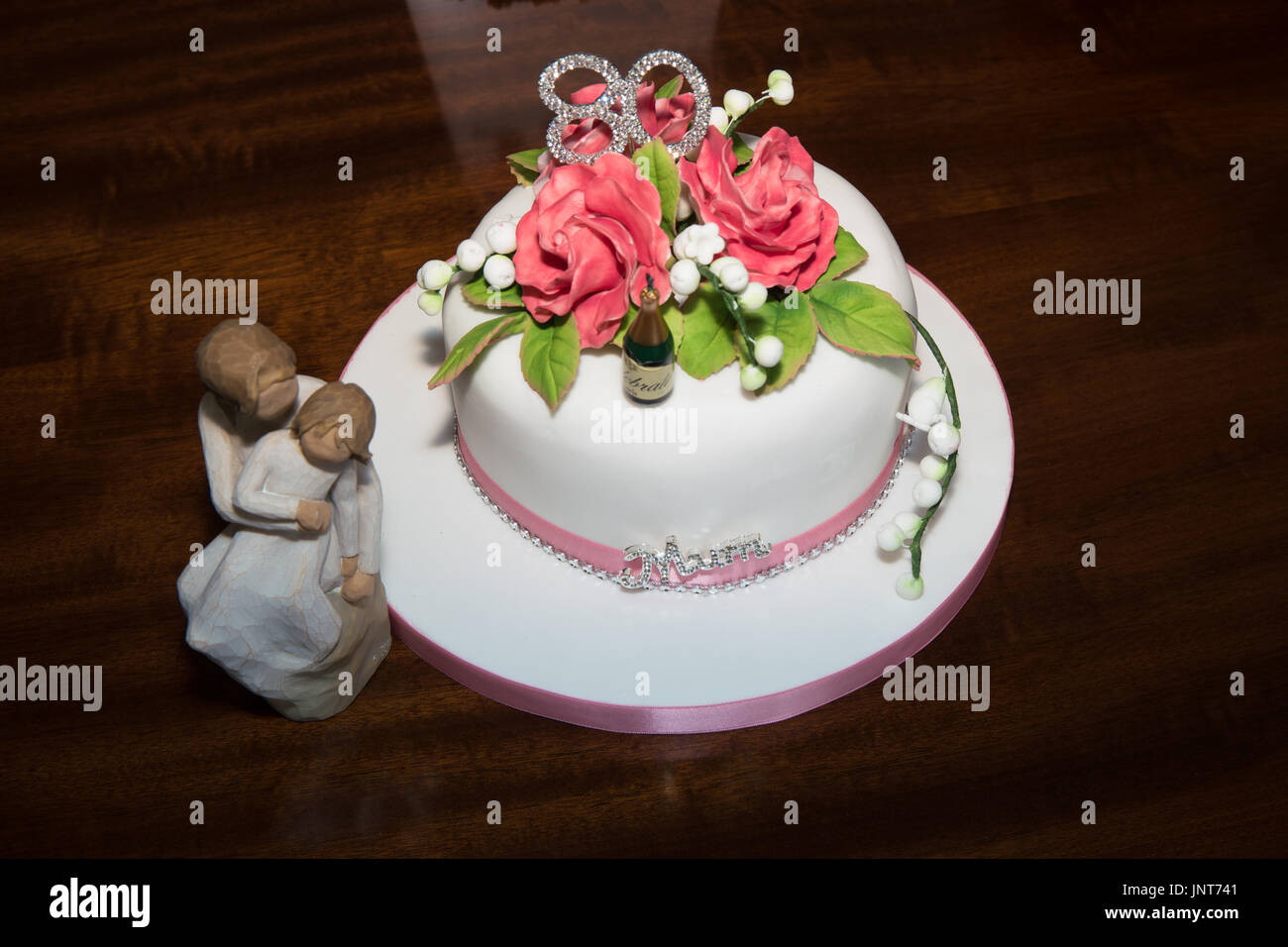 Torta di compleanno per la mamma a 80. Foto Stock