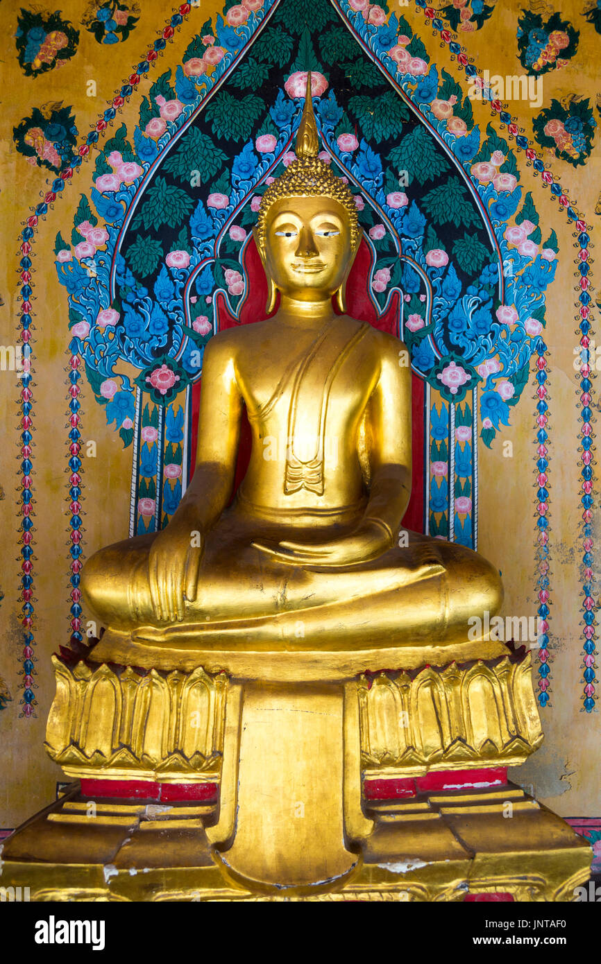 Golden statua del Buddha al Wat Arun tempio complesso (il tempio dell'alba), Bangkok, Thailandia Foto Stock