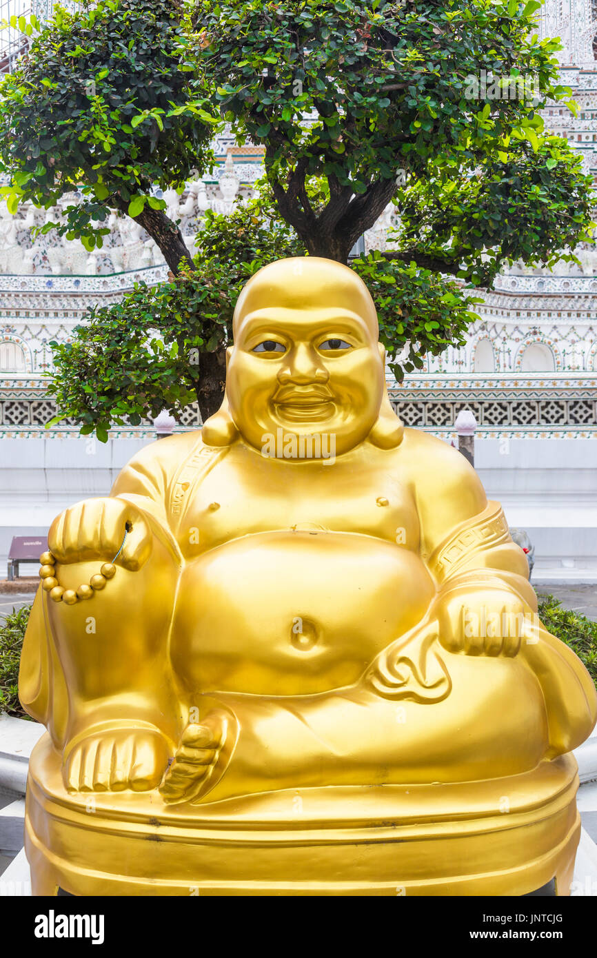 Statua di sorridere fat golden buddha (dio cinese di felicità) al Wat Arun (Tempio di Dawn) a Bangkok, in Thailandia Foto Stock