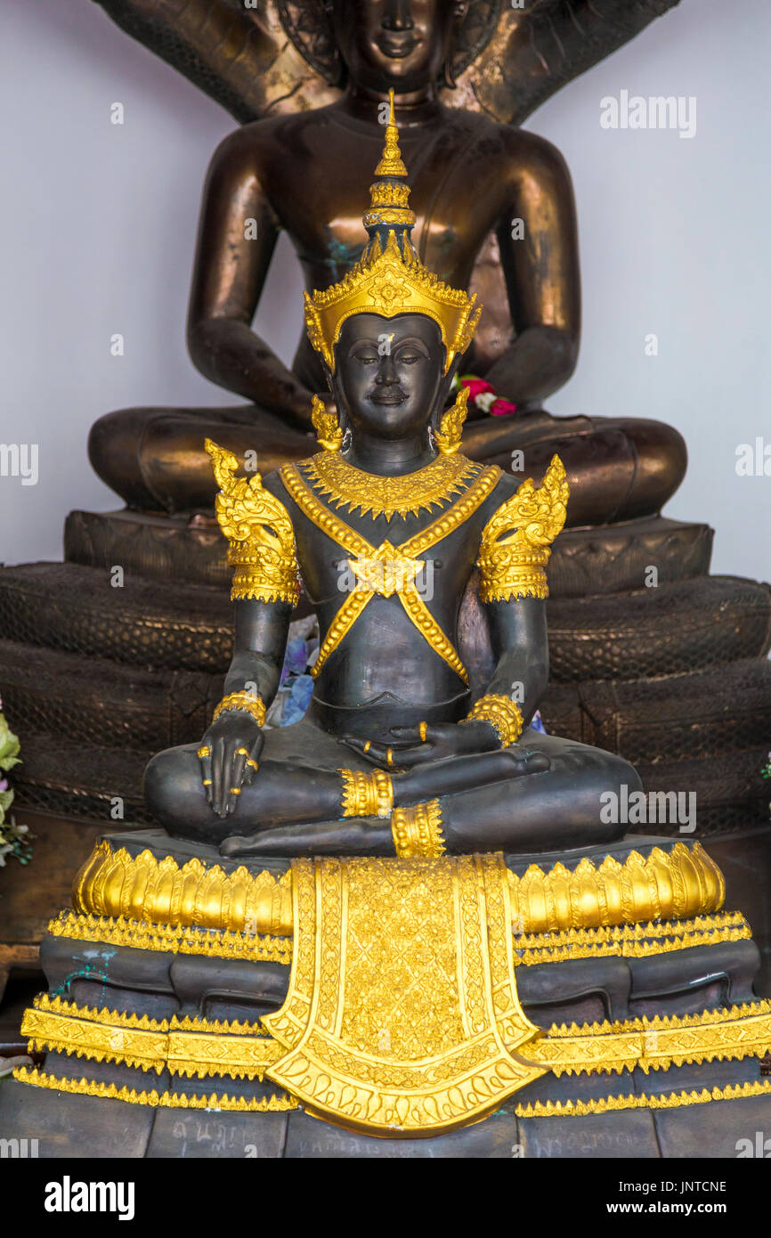 Nero e oro statua del Buddha al Wat Arun (il tempio dell'alba), Bangkok, Thailandia Foto Stock