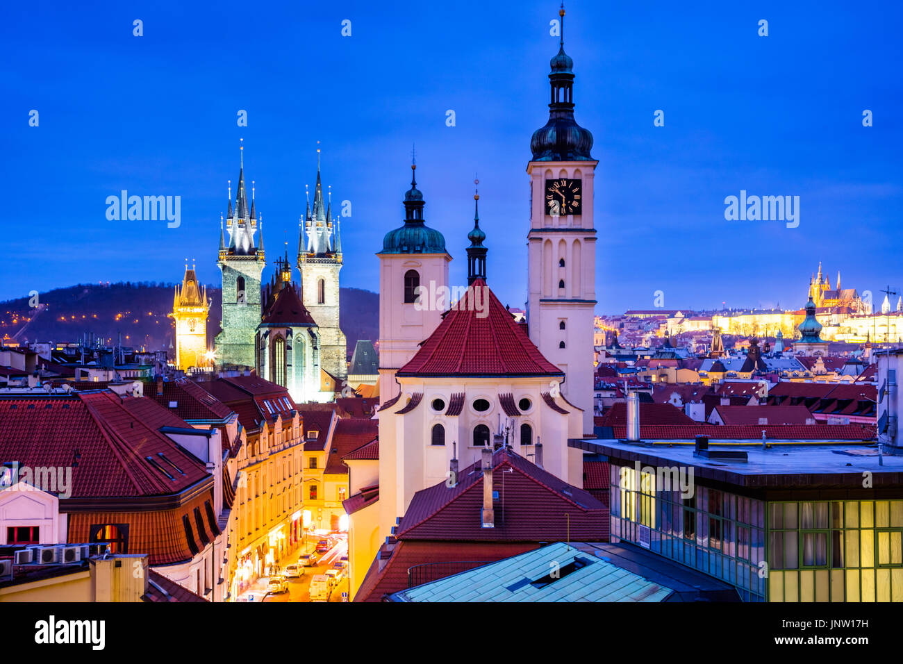 Europa, Repubblica Ceca, Cechia, Praga, Praha, UNESCO,Città Vecchia panorama sui tetti & Kostel Matky Bozi pred Tynem, chiesa della Madre di Dio davanti al Tyn Foto Stock