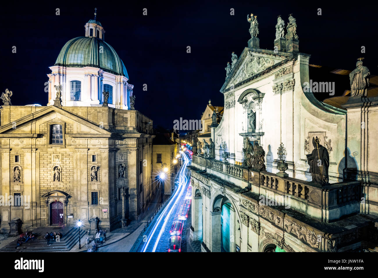 Europa, Repubblica Ceca, Cechia, Praga, Praha, UNESCO, Křižovnické náměstí, Kostel svatého Františka z Assisi, Chiesa di San Francesco di Assisi, notte Foto Stock