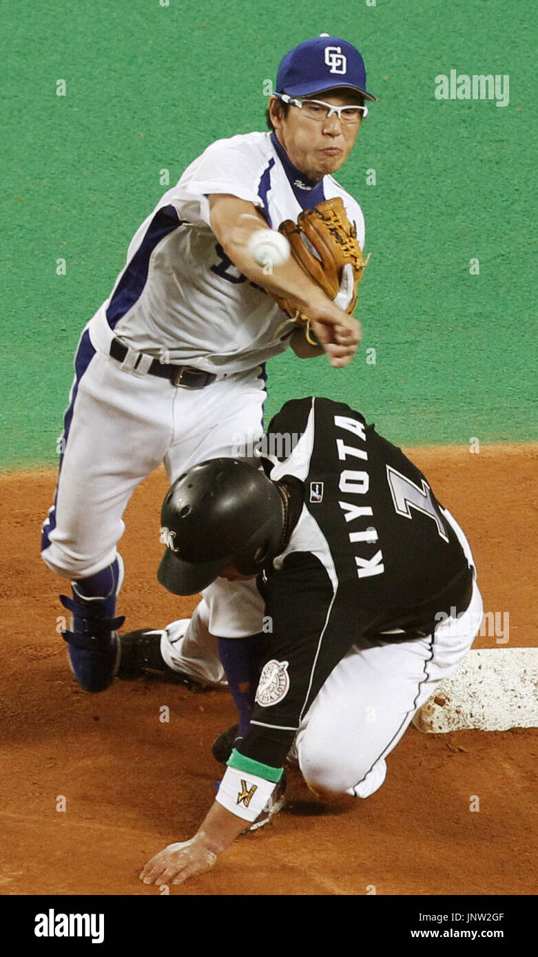 NAGOYA, GIAPPONE - Chunichi Dragons secondo baseman Kazuhiro Ibata getta al primo per completare un doppio gioco dopo la forzatura Lotte Marines Ikuhiro Kiyota durante il primo inning di gioco 1 del Giappone Serie a Nagoya Dome su Ott. 30, 2010. (Kyodo) Foto Stock