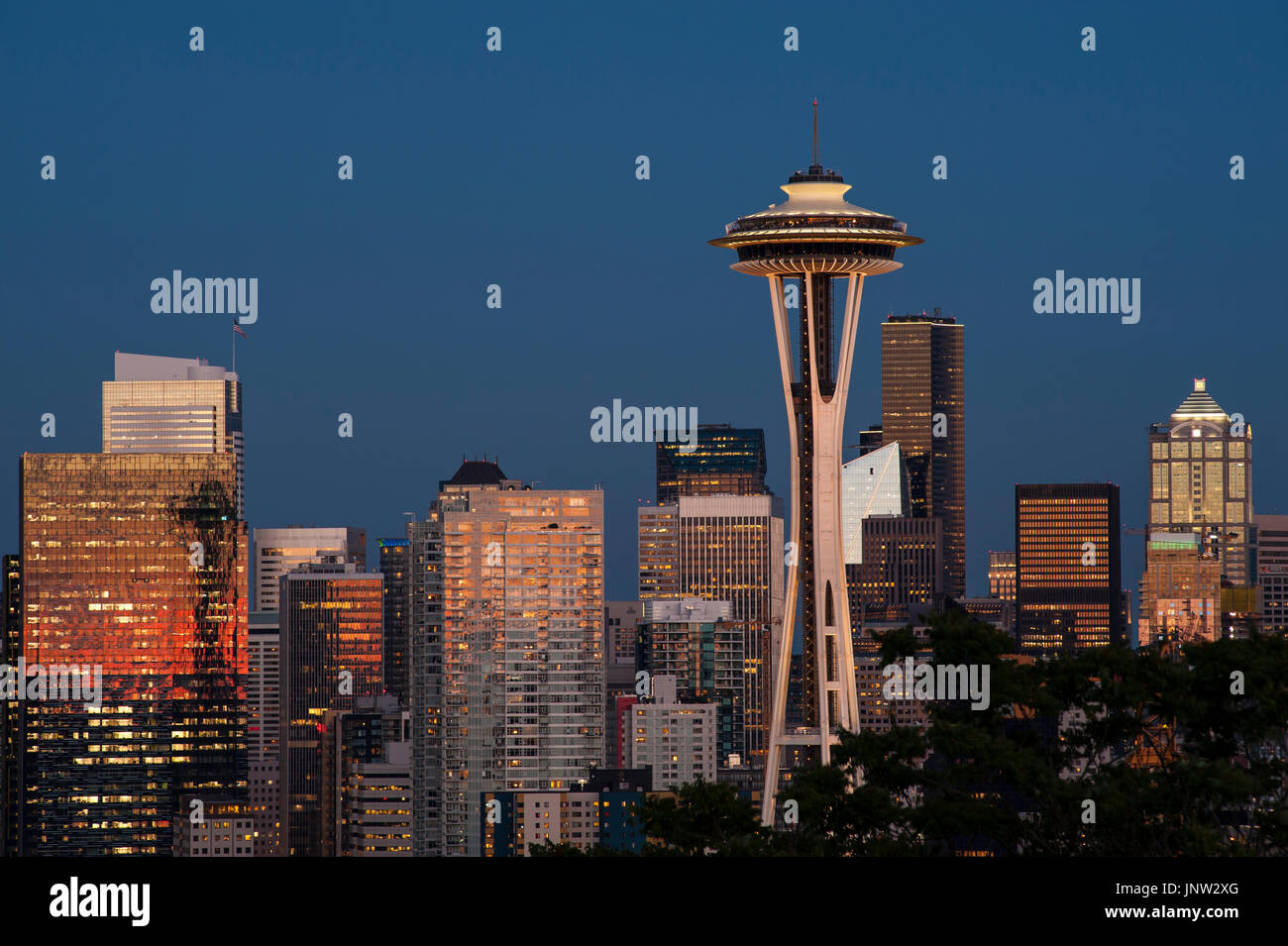 Immagine retrò dello Space Needle e del centro di Seattle verso il crepuscolo Foto Stock