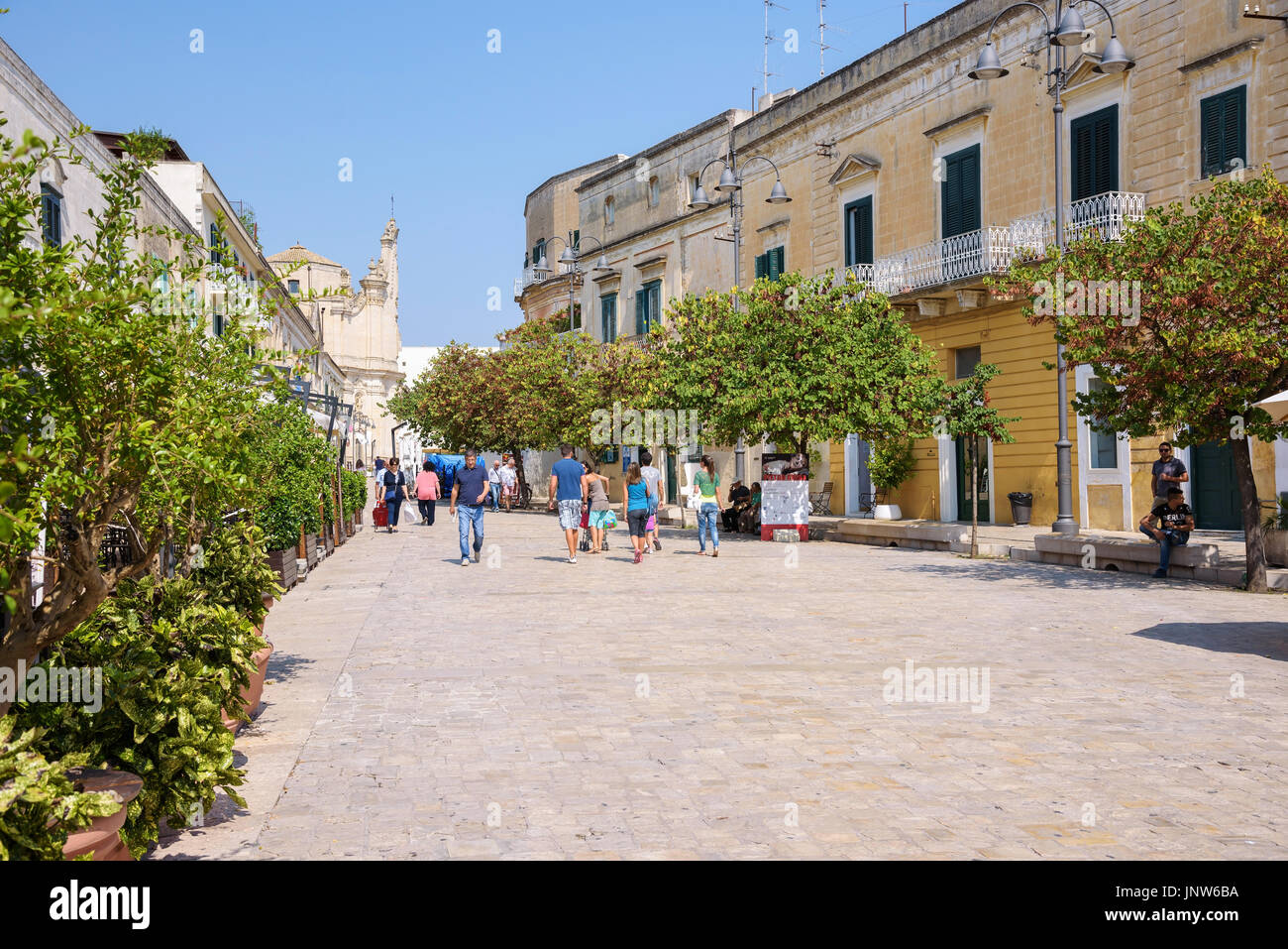 Matera, Italia - 2 Settembre 2016: turisti visitano Domenico Ridola via che conduce alla piazza della città e di Giovanni Pascoli Foto Stock