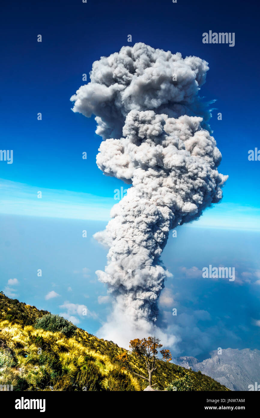 Vista l eruzione del vulcano Santiaguito in Guatemala da Santa Maria Foto Stock