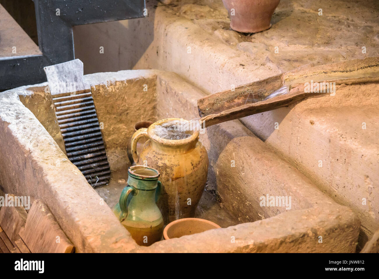 L'acqua piovana garthering canal system in un antica casa dei Sassi di Matera, Basilicata, Italia Foto Stock