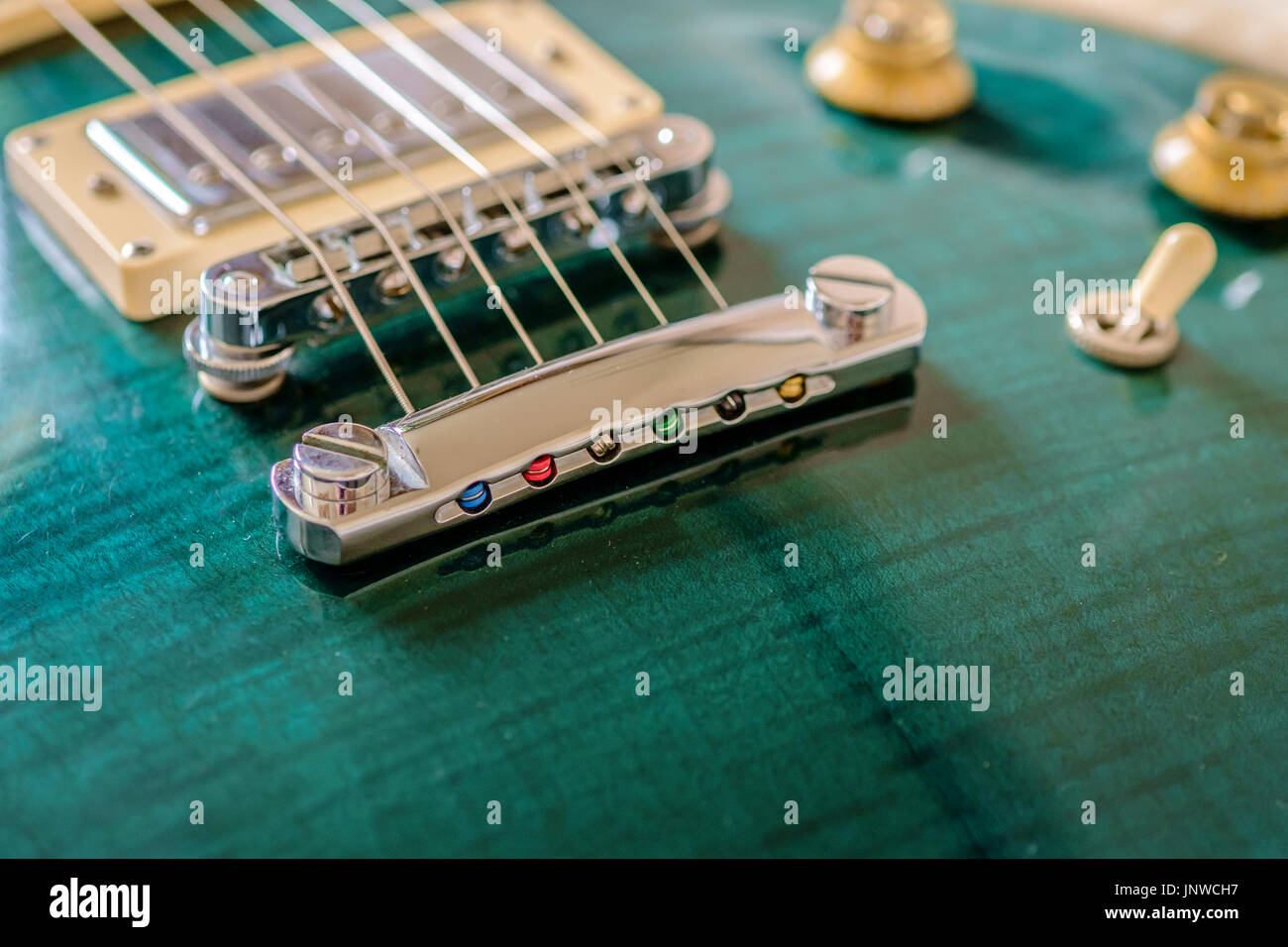 Verde Jalapeno chitarra elettrica acero corpo superiore vista ravvicinata  con bridge, manopole tono e un interruttore del raccoglitore Foto stock -  Alamy