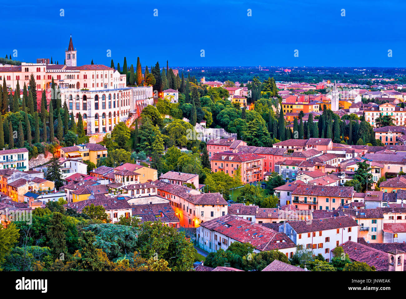 Verona tetti e Opera Don Calabria vista serale, regione italiana Veneto Foto Stock