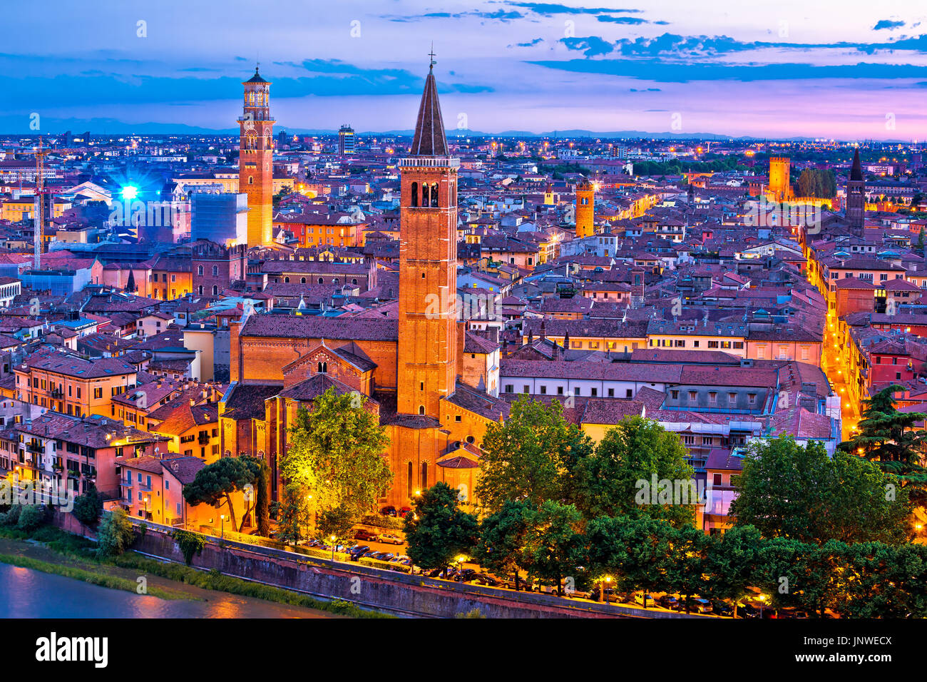Verona torri e tetti vista serale, destinazione turistica in Veneto Foto Stock