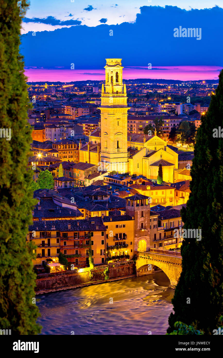 Verona torri e tetti di sera vista verticale, destinazione turistica in Veneto Foto Stock