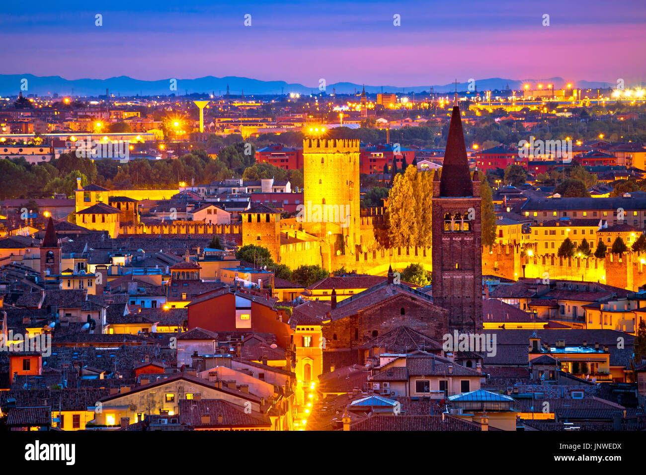 Verona torri e tetti vista serale, destinazione turistica in Veneto Foto Stock