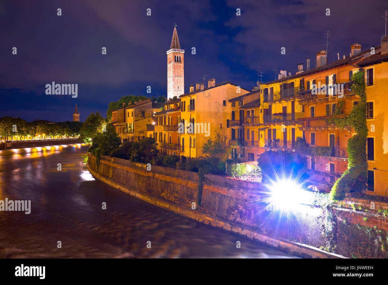 Fiume Adige waterfront vista serale in Verona Veneto Foto Stock