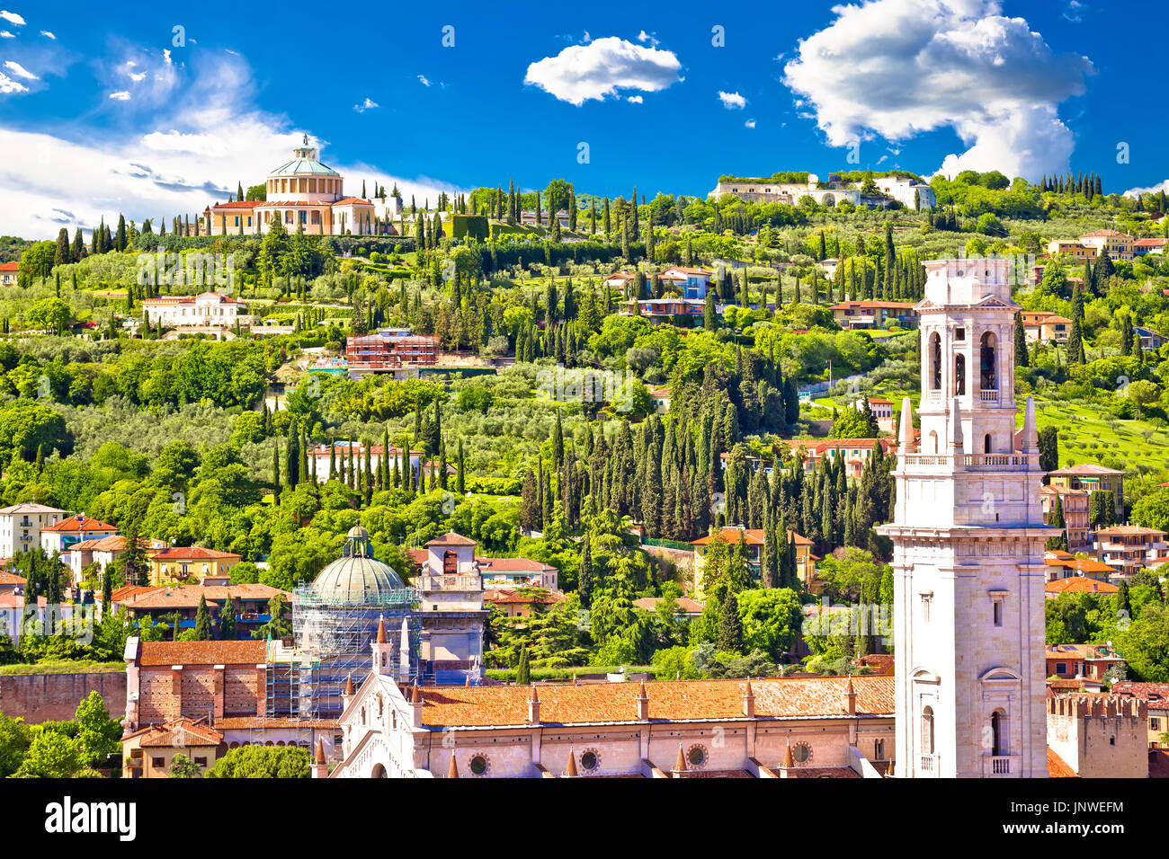 Tetti di Verona e della Madonna di Lourdes santuario vista, regione italiana Veneto Foto Stock