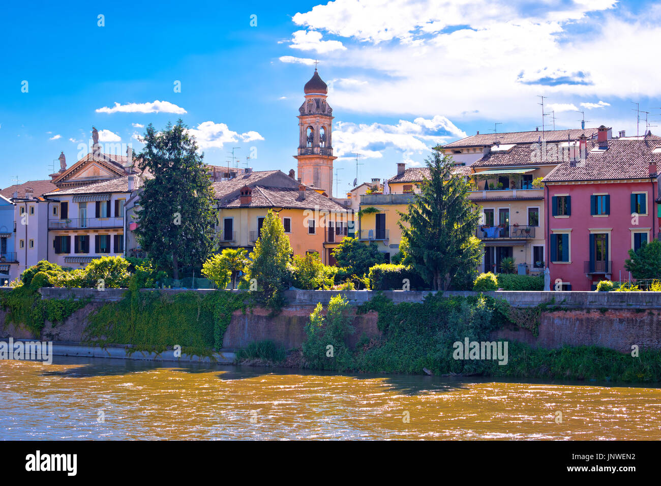 Waterfront del fiume Adige in vista di Verona, regione Veneto della Croazia Foto Stock