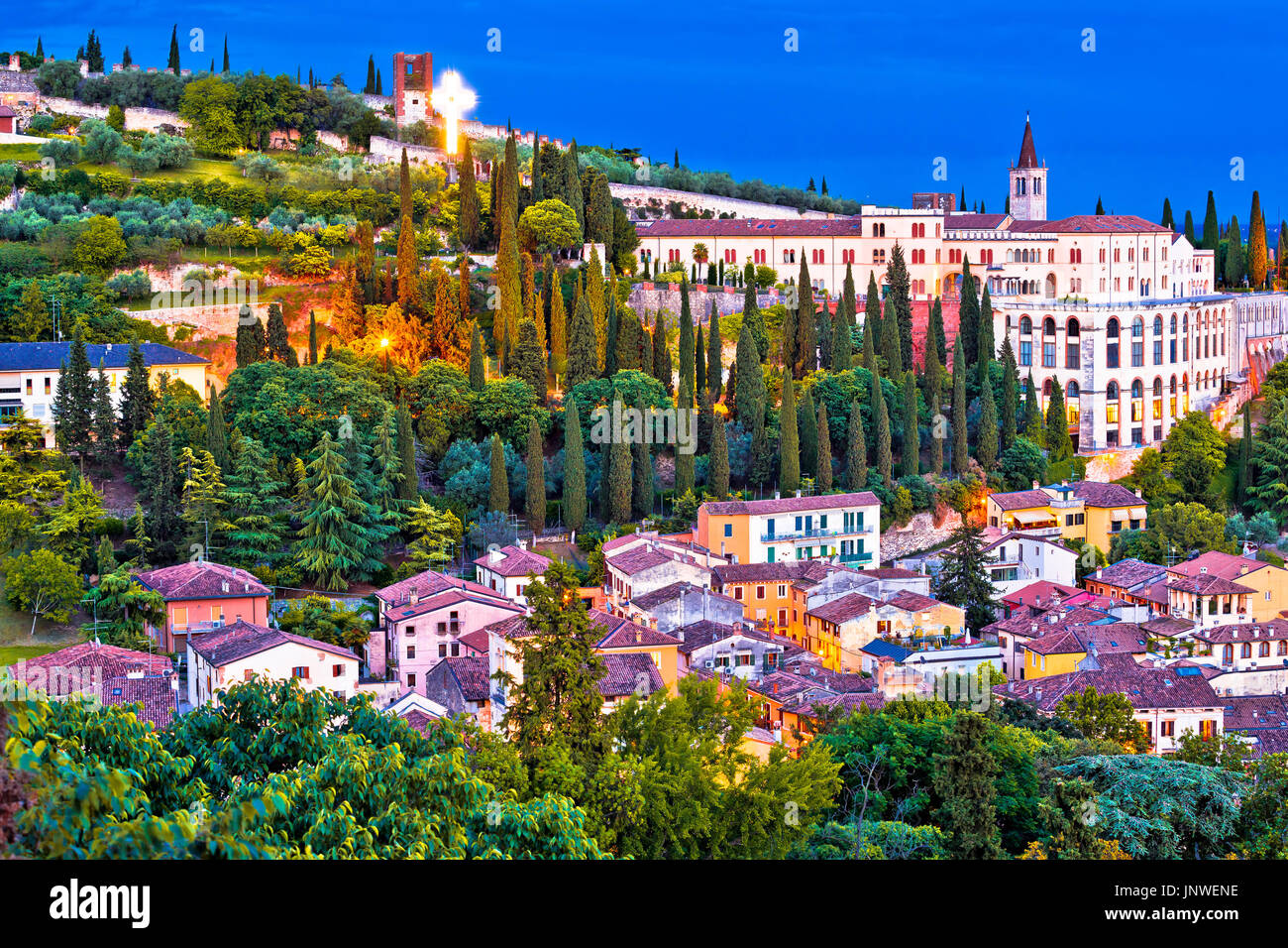 La città di Verona le pareti e Opera Don Calabria vista serale, regione italiana Veneto Foto Stock