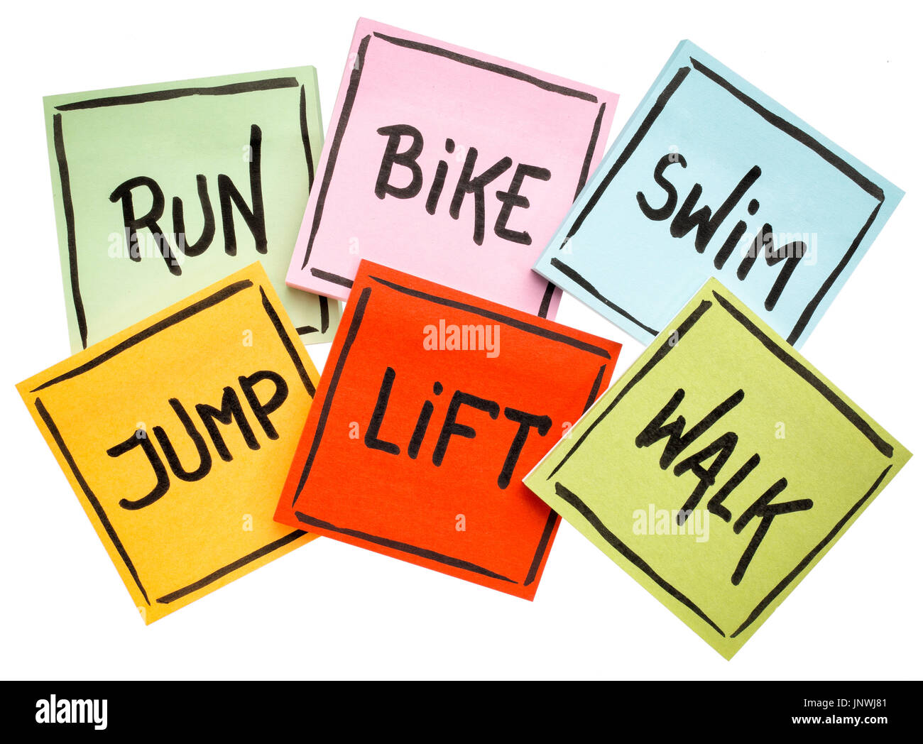Eseguire, bike, nuotare, jump, ascensore, a piedi - fitness o croce il concetto di formazione - scrittura su foglietti adesivi isolato su bianco Foto Stock