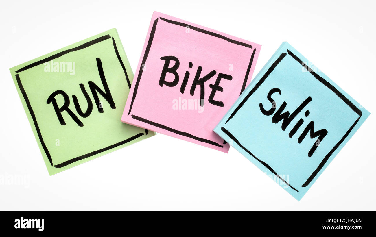 Eseguire, bike, nuotare - triathlon o concetto fitness - scrittura in inchiostro nero su foglietti adesivi isolato su bianco Foto Stock