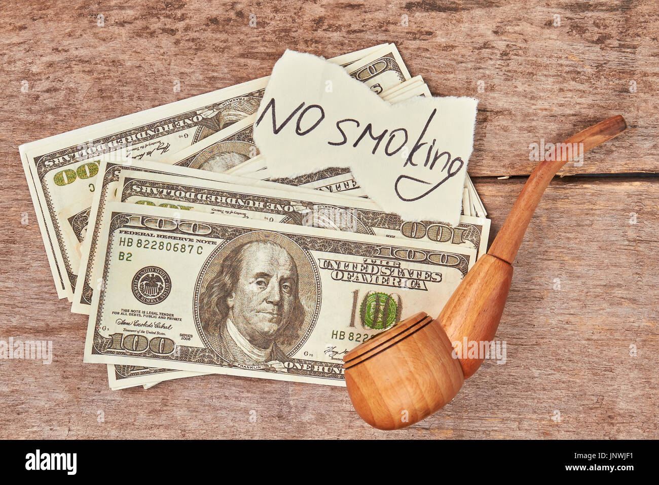 Tubo di tabacco, dollari, messaggio di carta. Foto Stock