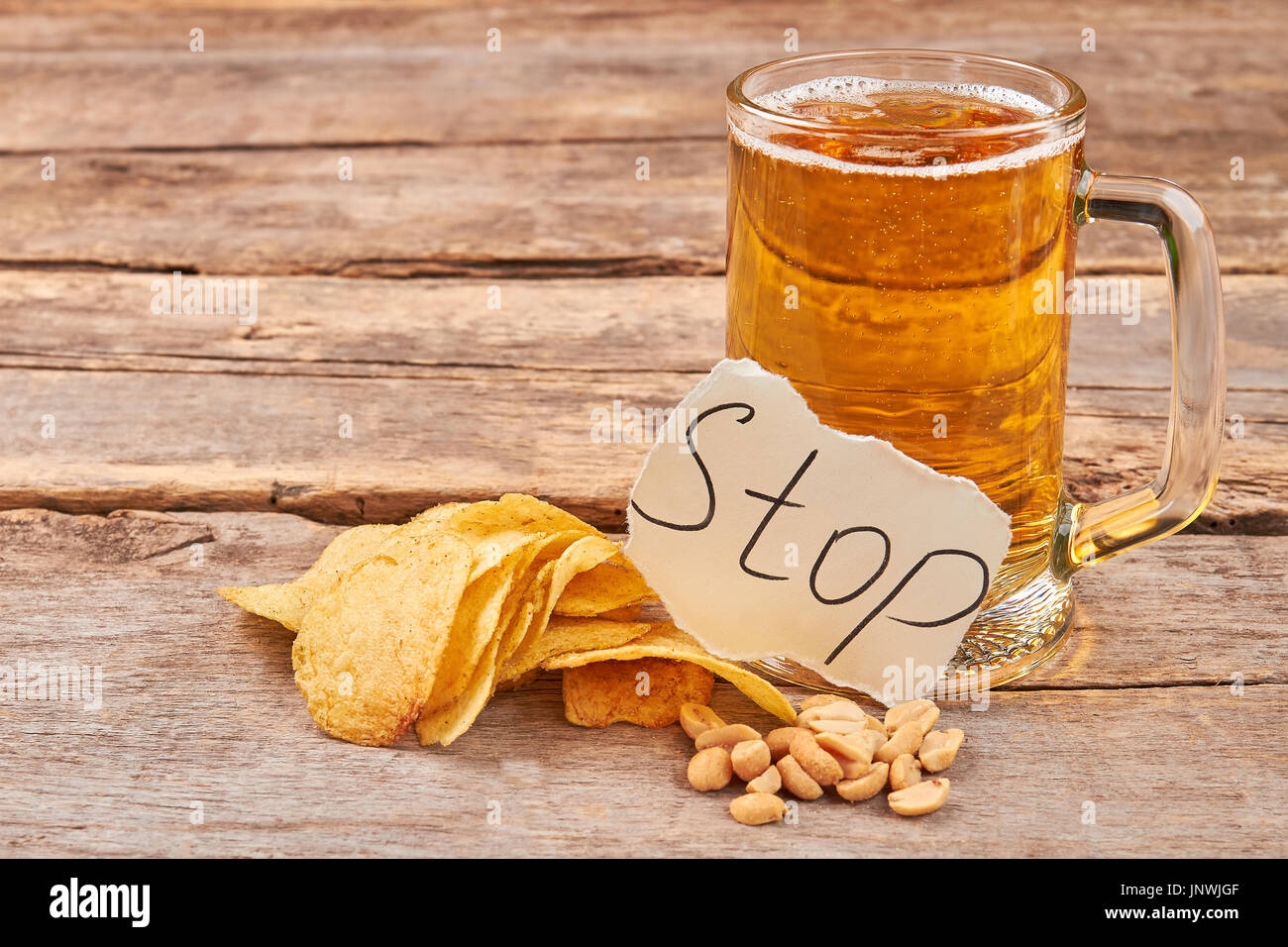 Messaggio di fermata, birra, potato chips. Foto Stock