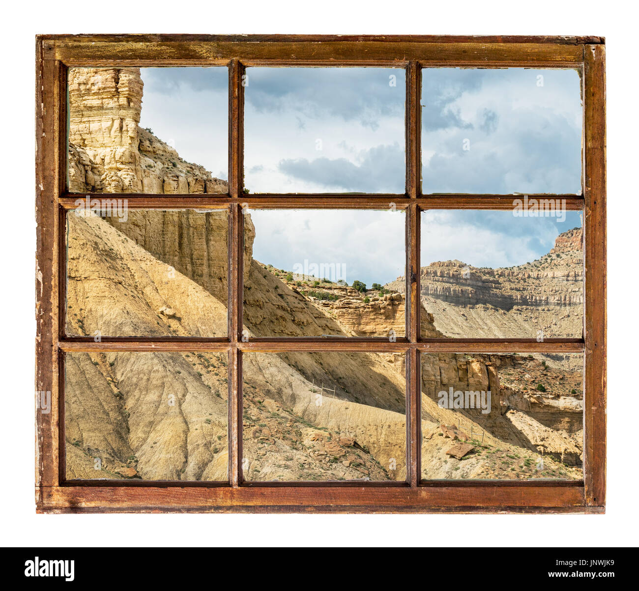 Cliff, buttes e mesa di Prenota Cliffs in Eastern Utah come visto attraverso vintage, grunge, anta finestra con vetro sporco Foto Stock