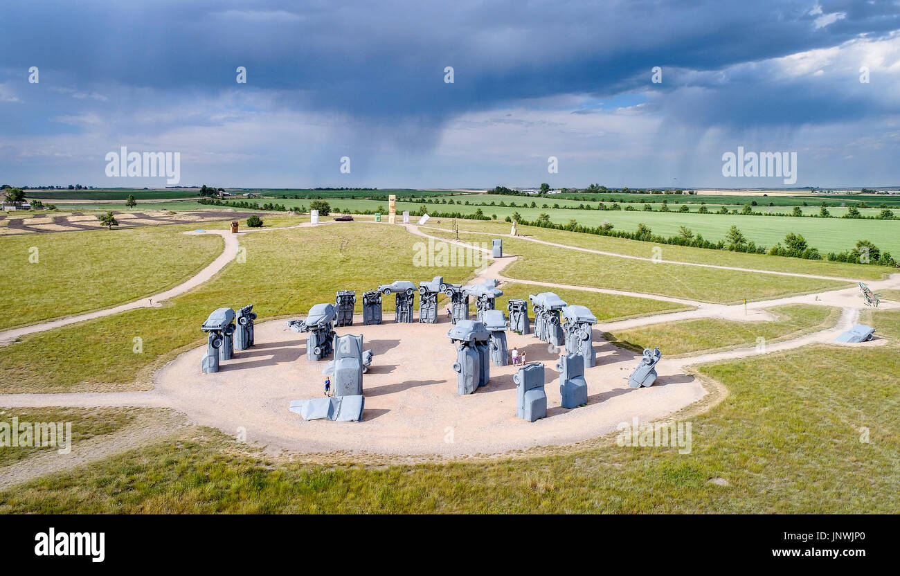 ALLIANCE, NE, Stati Uniti d'America - 9 Luglio 2017: Carhenge - celebre auto scultura realizzata da Jim Reinders, una replica moderna di Inghilterra del Stonehenge usando delle vecchie automobili. Foto Stock