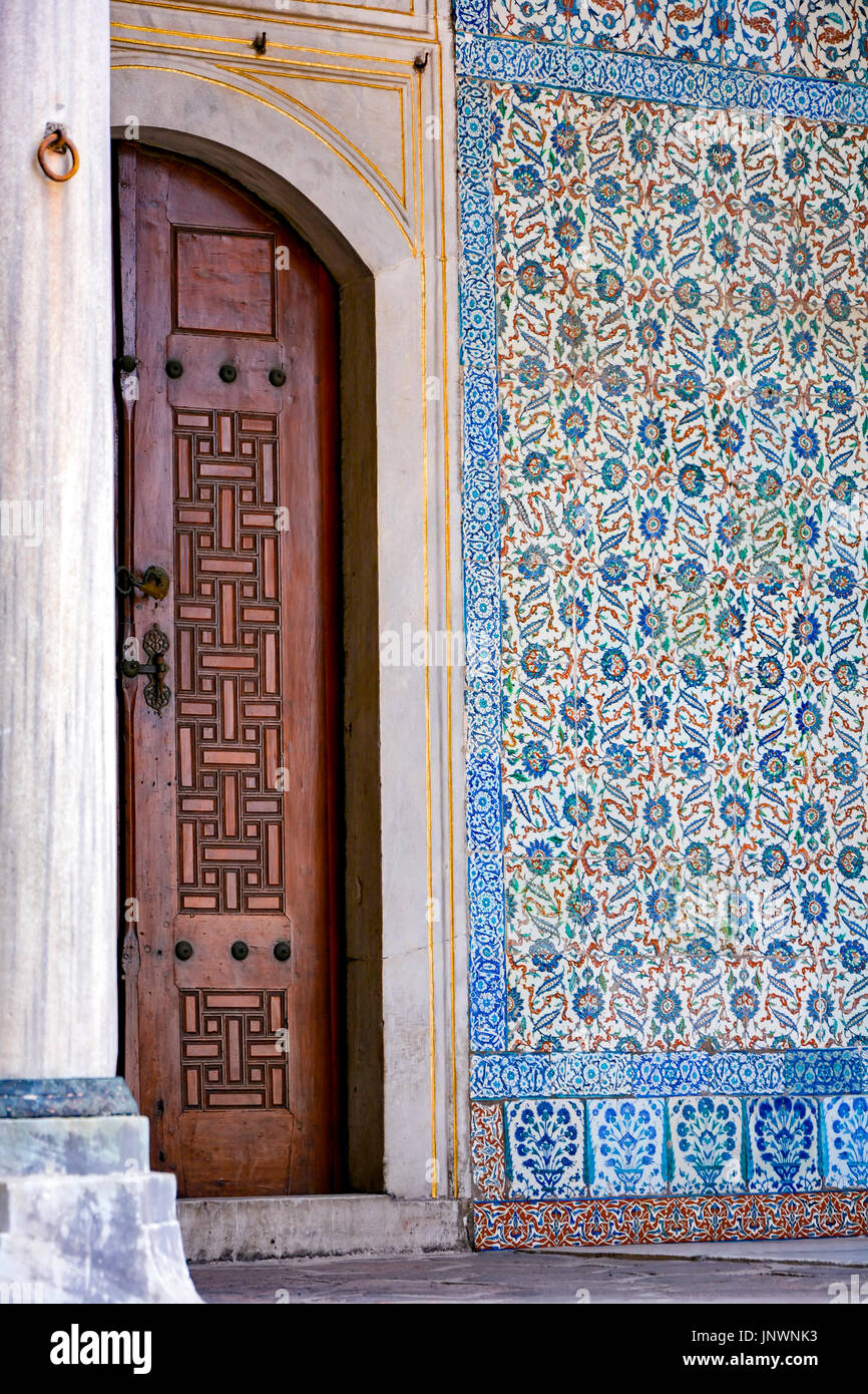Antico e storico Ottomano porta in legno in Instambul con affreschi e colonna Foto Stock