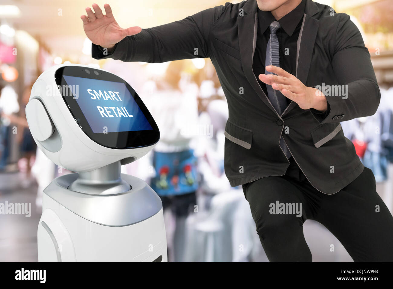 Smart delle vendite al dettaglio e il crm robot assistente o consulente concetto tecnologico. Abito uomo utilizzando robo-advisor visualizzare il testo su schermo con blur fashio shopping Foto Stock