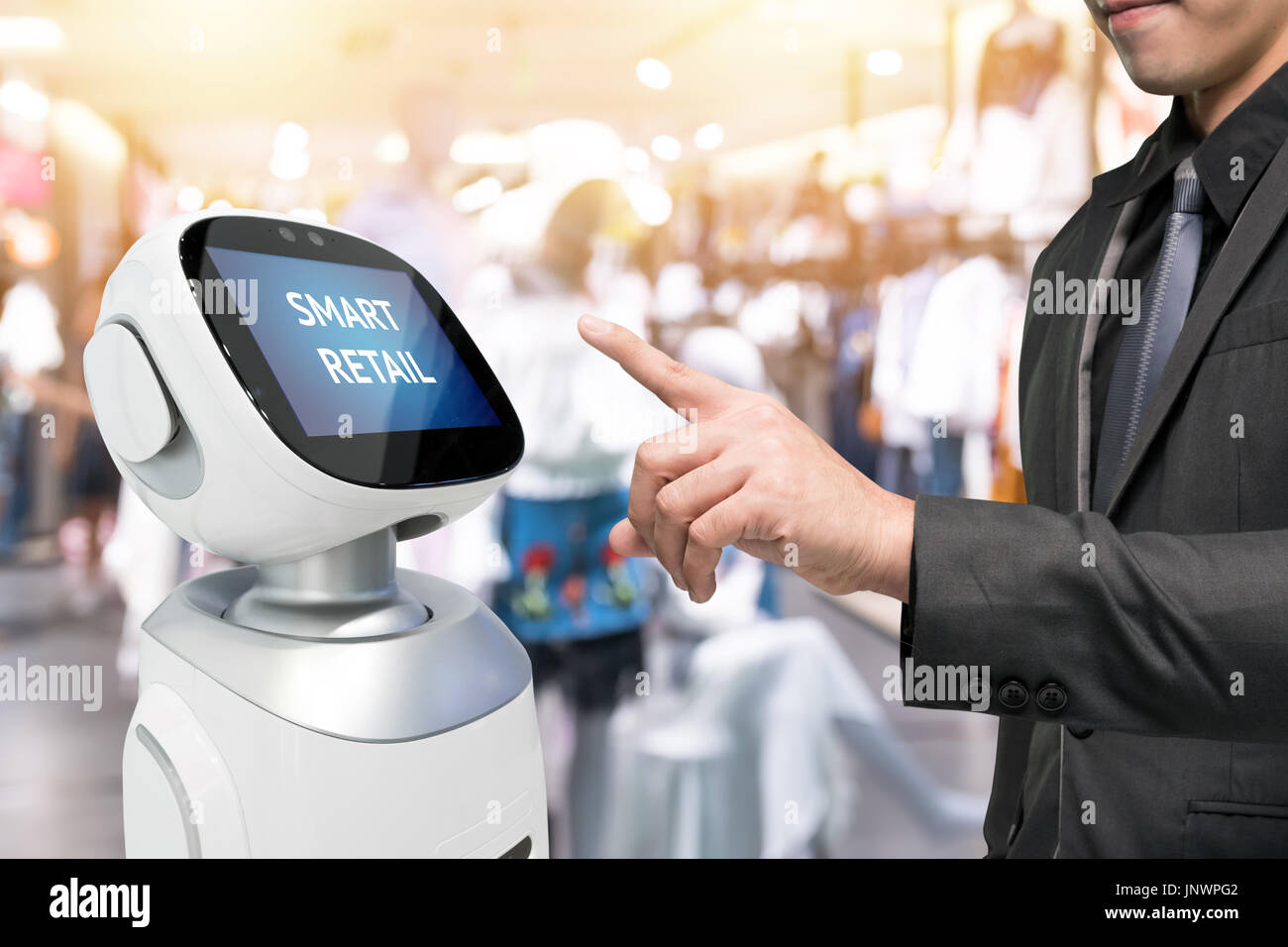 Smart delle vendite al dettaglio e il crm robot assistente o consulente concetto tecnologico. Man mano suit utilizzando robo-advisor visualizzare il testo su schermo con blur shopping f Foto Stock