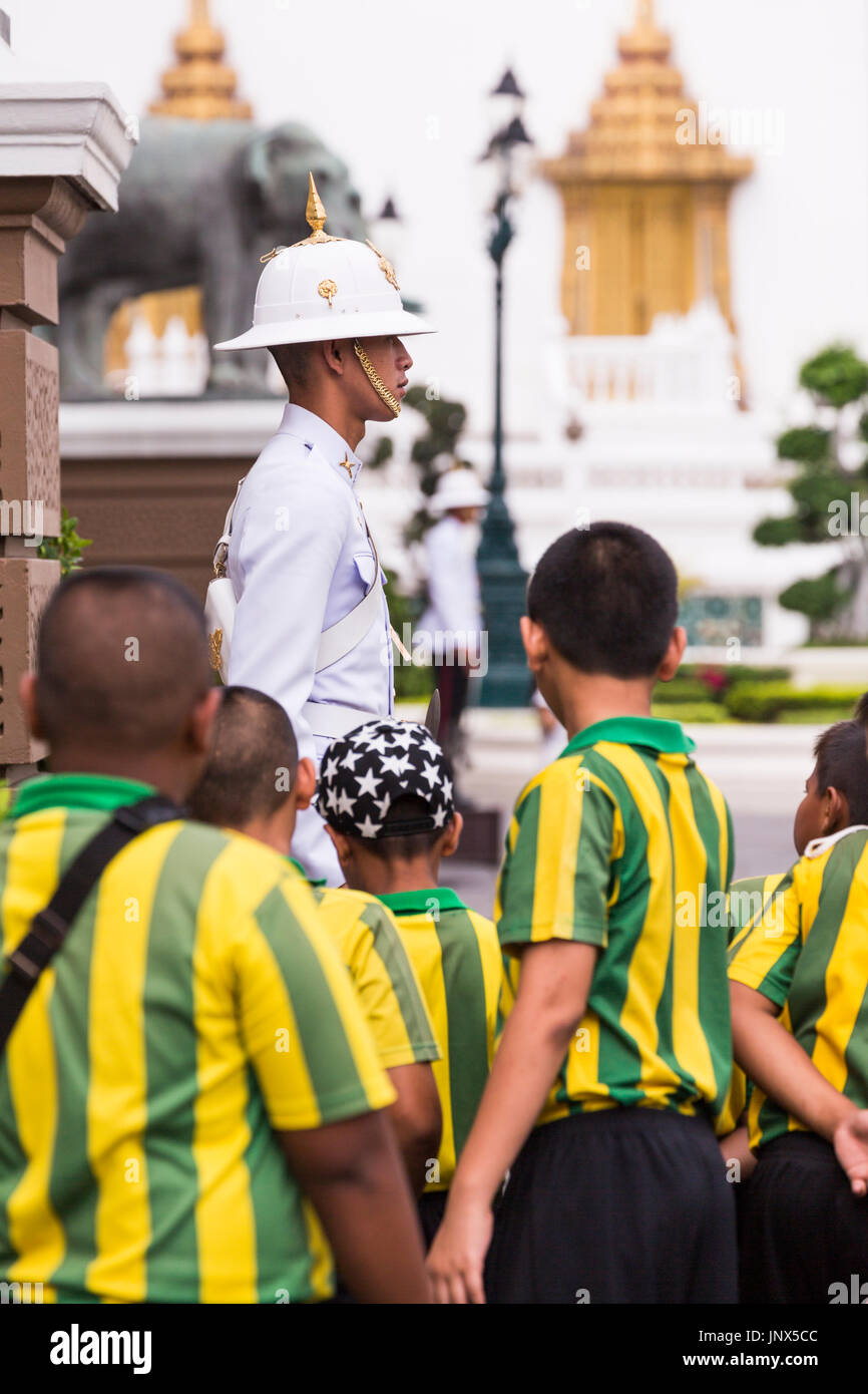 Bangkok, Tailandia - 18 Febbraio 2015: un gruppo di scolari in giallo e il verde listati uniforme di visitare il Grand Palace di Bangkok. Foto Stock