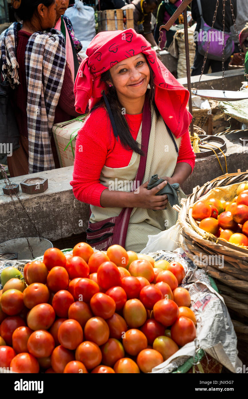 Donna vendita di pomodori in area di mercato, Shillong, Meghalaya, India Foto Stock