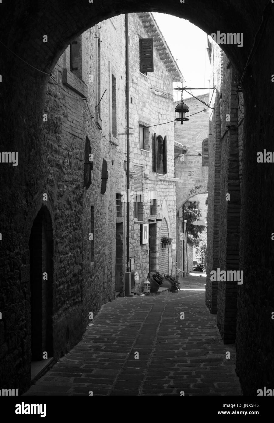 Ad Assisi, Umbria (Italia) - Il fantastico medievale città di pietra nella regione Umbria, con il castello e il famoso San Francesco santuario. Foto Stock