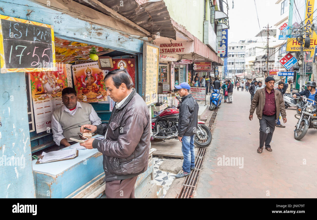 Scena di strada con betting office per gare di tiro con l'arco, Shillong, Meghalaya, India Foto Stock