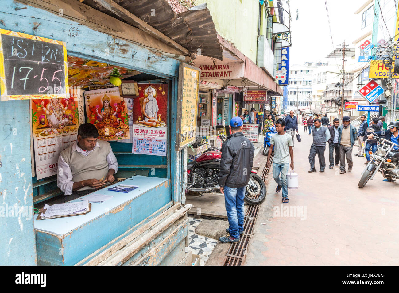 Scena di strada con betting office per gare di tiro con l'arco, Shillong, Meghalaya, India Foto Stock