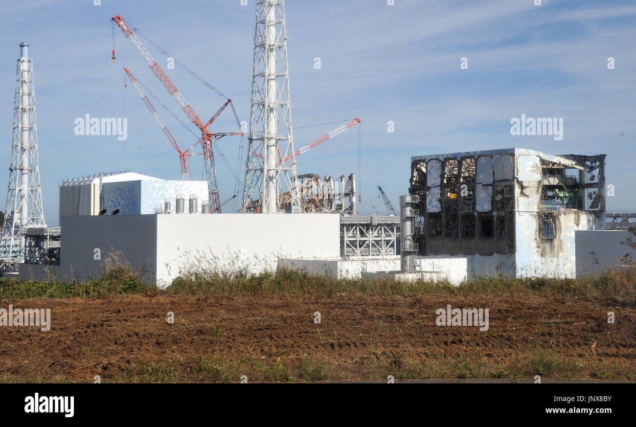 TOKYO, Giappone - Foto scattata il 9 novembre 12, 2011, all'interno dei locali del Fukushima Daiichi centrale nucleare a Fukushima Prefettura, nel nordest del Giappone, mostra (da R a L) edifici contenenti n. Reattore 4, No. Reattore 3, No. Reattore 2 e n. 1 reattore. Il governo e l'impianto di operatore, Tokyo Electric Power Co., consentito ai giornalisti per inserire l'impianto quel giorno per la prima volta poiché è stato gravemente danneggiato da una serie di esplosioni appena dopo il marzo 11 il terremoto e lo tsunami.(piscina foto)(Kyodo) Foto Stock