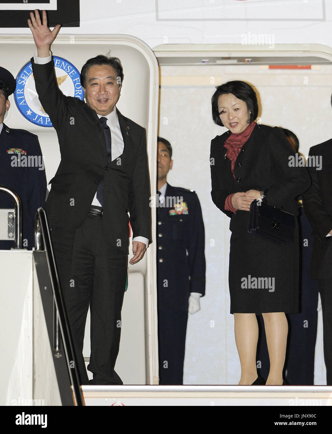 TOKYO, Giappone - il primo ministro giapponese Yoshihiko Noda (L), accompagnato dalla moglie Hitomi (R), le onde a Tokyo Haneda su nov. 17, 2011, come egli esce per Bali, Indonesia. Vi Noda parteciperà a una serie di vertice regionale riunioni fra i membri dell'Associazione delle nazioni del sud-est asiatico e in altri paesi. (Kyodo) Foto Stock