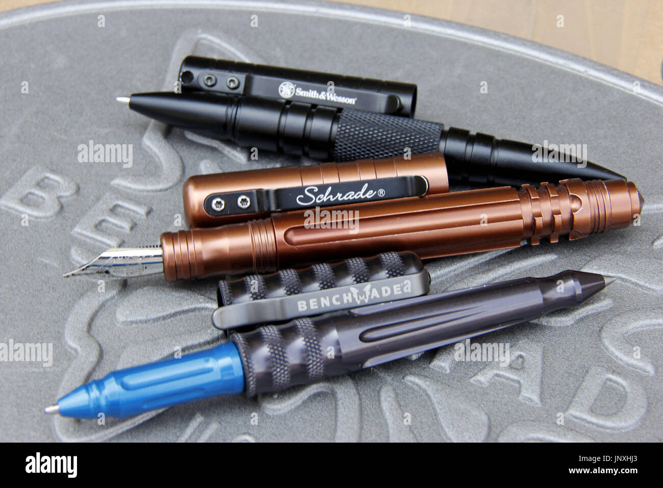 GIFU, Giappone - Foto scattata il 4 luglio 2012, mostra le penne, tra cui  Smith & Wesson penna a sfera (superiore) e un Schrade Walden penna  stilografica (C), a coltello Yamahide mercantile