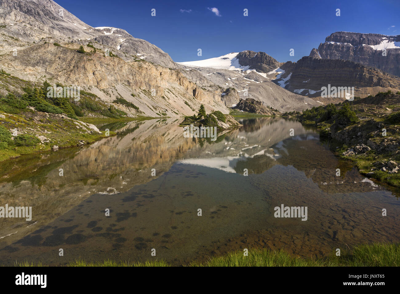 Le vette delle Montagne Rocciose canadesi si riflettono nel tranquillo paesaggio delle acque del lago. Escursione panoramica del Parco Nazionale di Banff Foto Stock