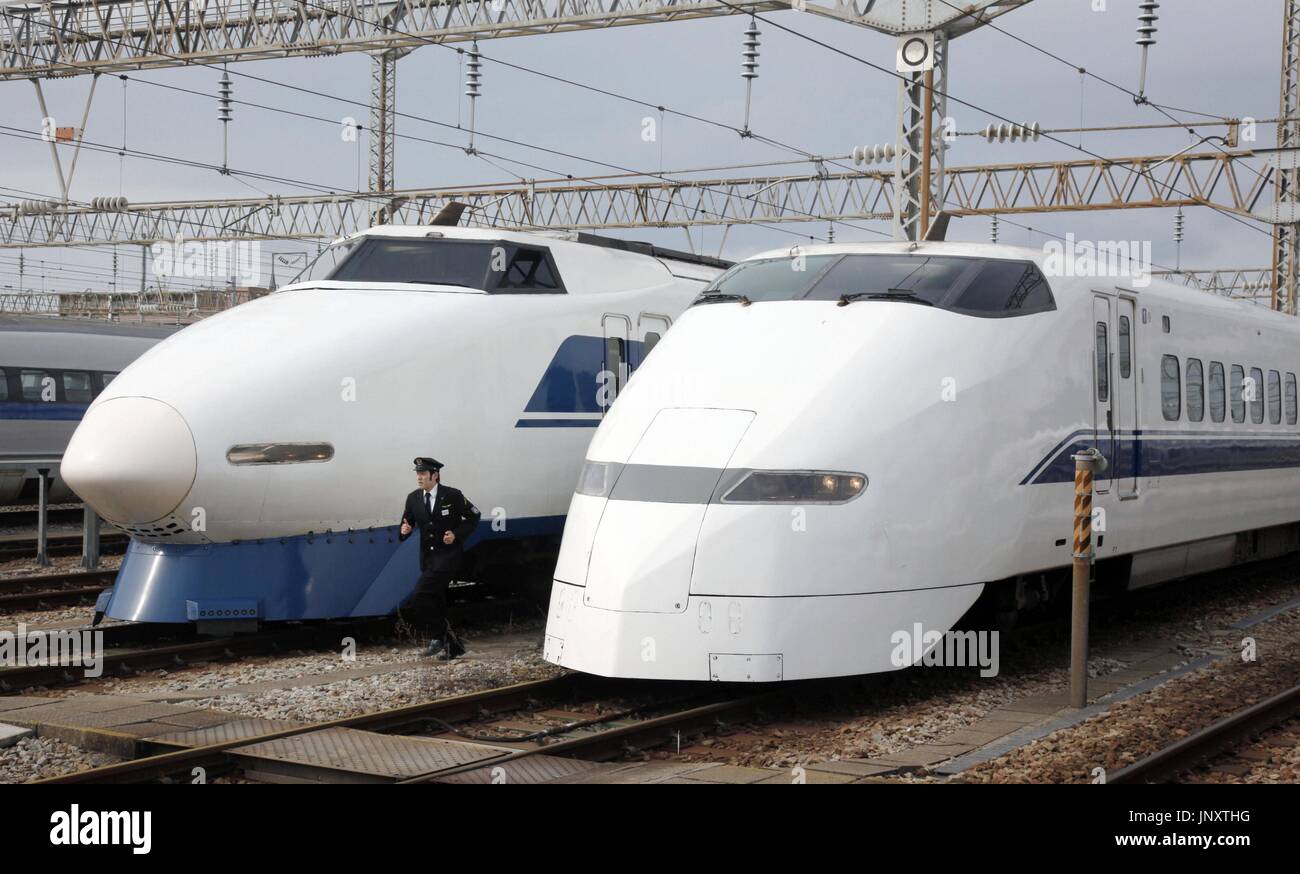 TOKYO, Giappone - Mostra fotografica di serie 100 (L) e serie 300 shinkansen bullet treni nella prefettura di Fukuoka il 1 febbraio 2012. Entrambe le serie di treni verrà ritirato il 16 marzo 2012, sulla linea Tokaido e Sanyo Shinkansen linee. (Kyodo) Foto Stock
