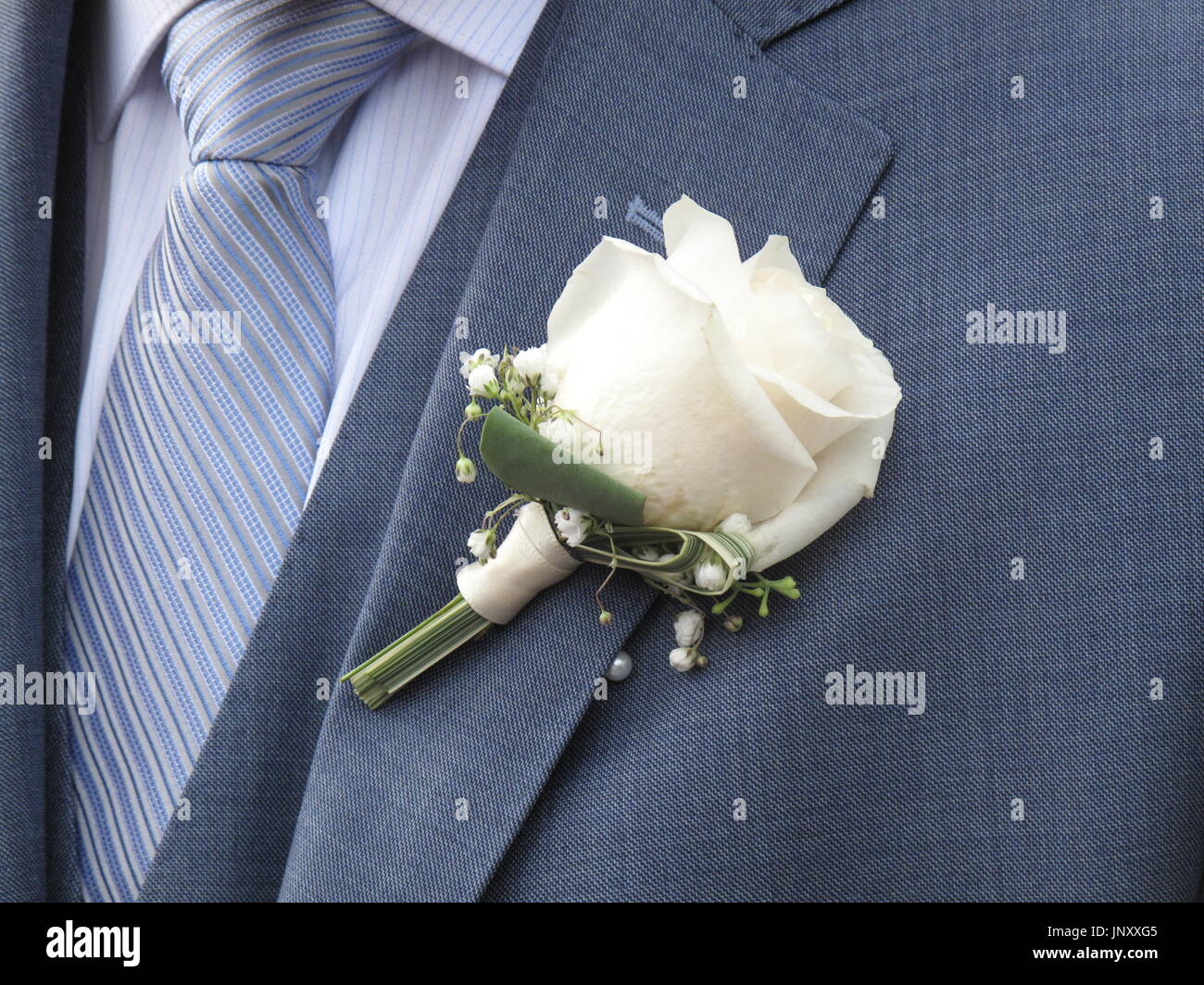 Rosa Bianca sulla giacca di uno sposo Foto stock - Alamy