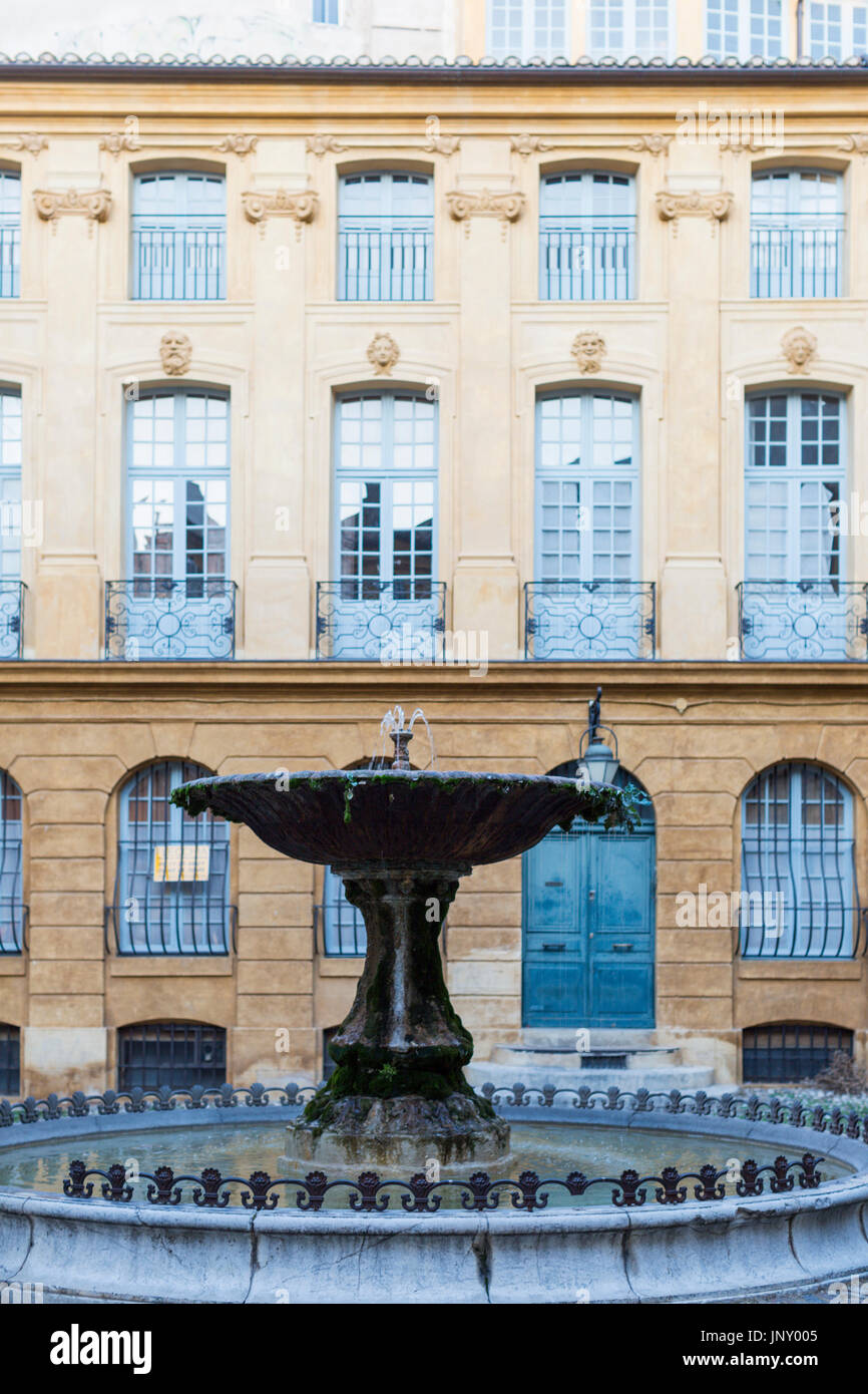 Aix-en-Provence, Francia - 9 Ottobre 2015: Fontana nel luogo d'Albertas centro città di Aix-en-Provence, Francia. Foto Stock