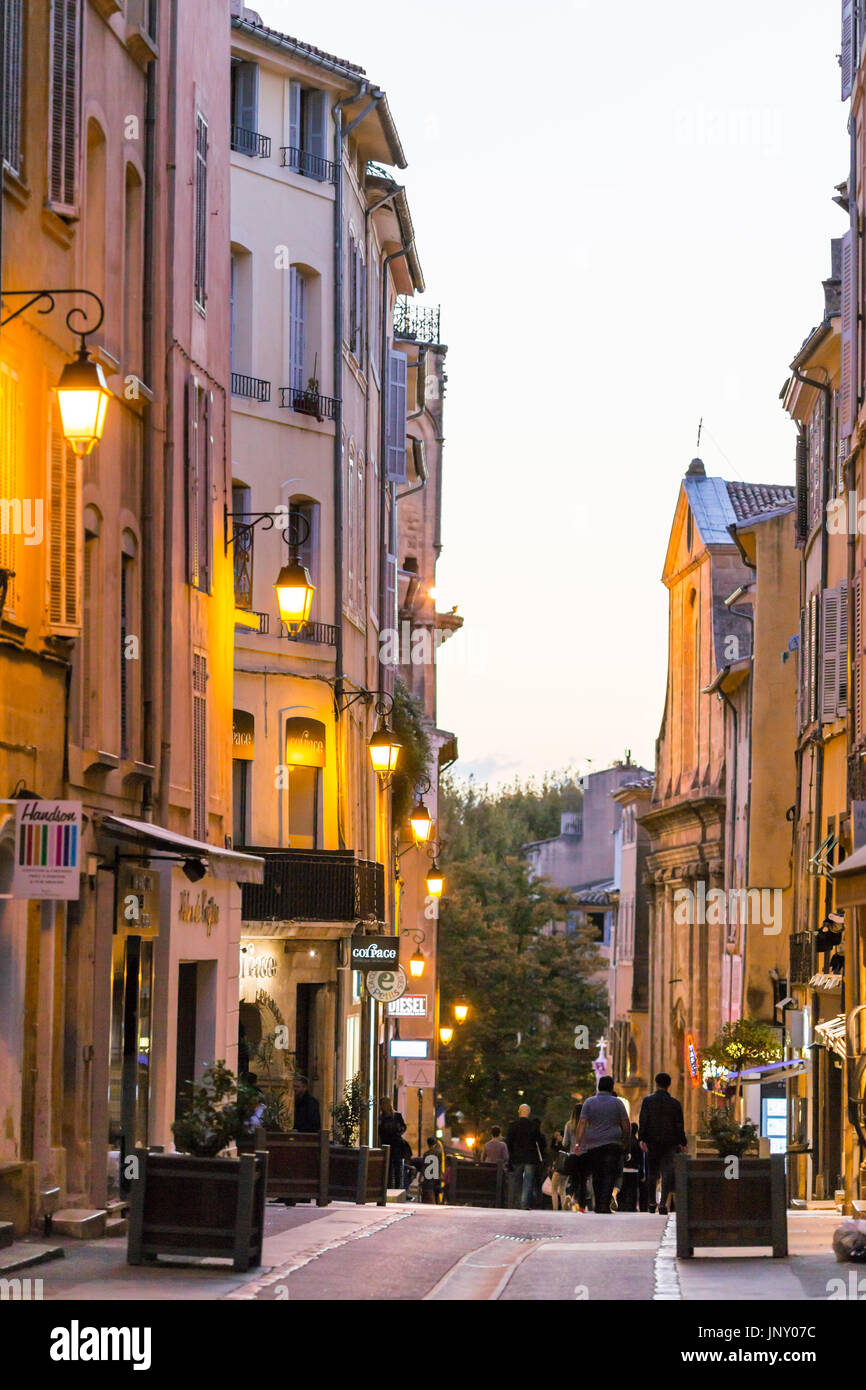 Aix-en-Provence, Francia - 9 Ottobre 2015: Downtown scene di strada durante la notte con le luci, Aix-en-Provence, Francia. Foto Stock