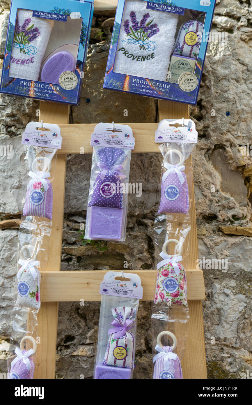 Eze, Alpes-Maritimes, Francia - 11 Ottobre 2015: Provenza lavanda prodotti in vendita nel negozio di articoli da regalo a Eze, un pittoresco e ben conservato, antico borgo sul Mediterraneo nel dipartimento delle Alpi Marittime della Francia, popolare con i turisti. Foto Stock