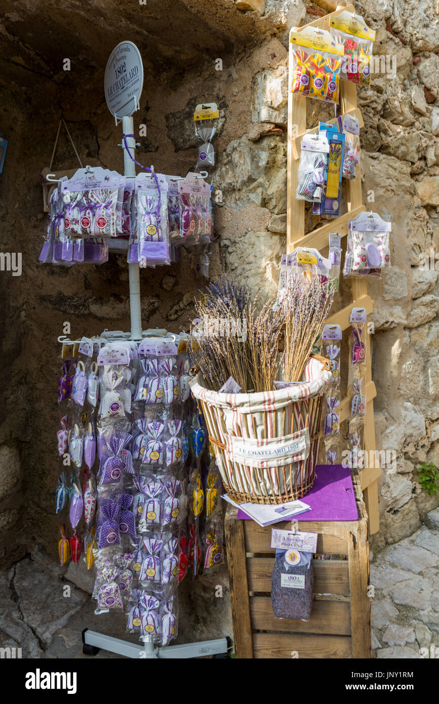 Eze, Alpes-Maritimes, Francia - 11 Ottobre 2015: Provenza lavanda prodotti in vendita nel negozio di articoli da regalo a Eze, un pittoresco e ben conservato, antico borgo sul Mediterraneo nel dipartimento delle Alpi Marittime della Francia, popolare con i turisti. Foto Stock