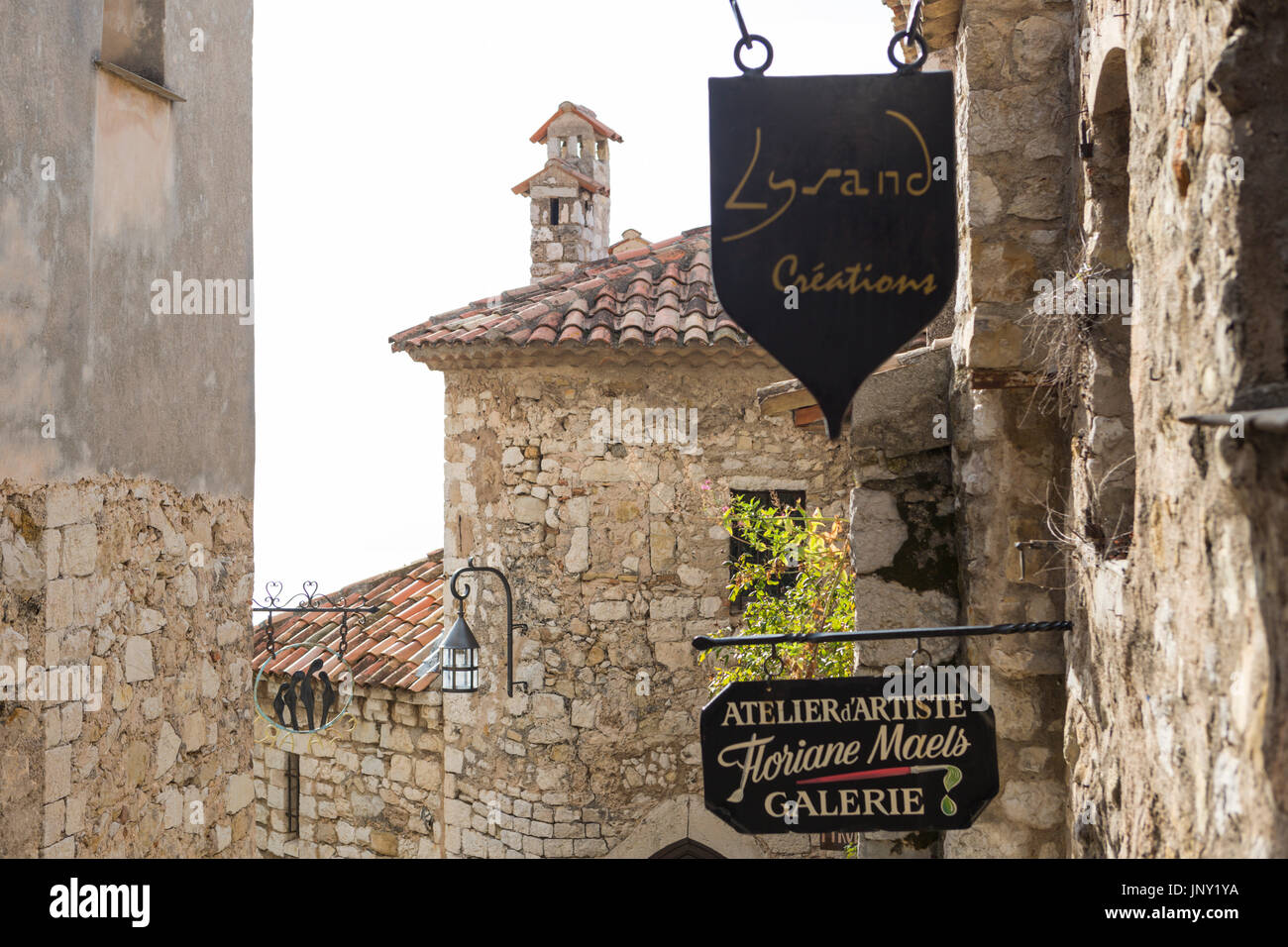 Eze, Alpes-Maritimes, Francia - 11 Ottobre 2015: Street a Eze con artista studio del segno. Eze è un pittoresco e ben conservato, antico borgo sul Mediterraneo nel dipartimento delle Alpi Marittime della Francia, popolare con i turisti. Foto Stock