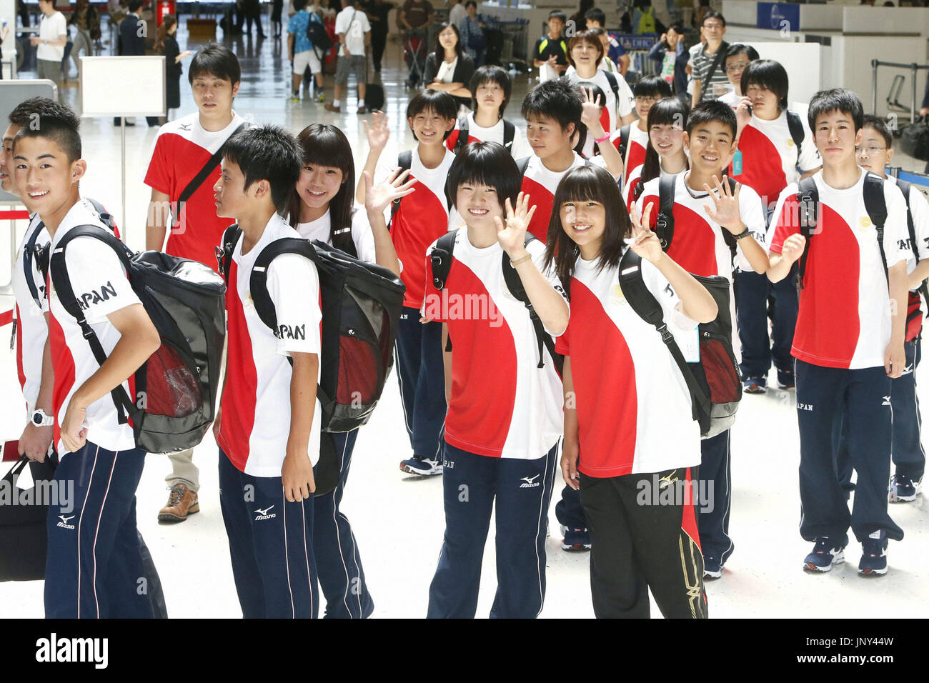 NARITA, Giappone - junior high school gli studenti dal giapponese prefetture colpite dal marzo 2011 quake e tsunami preparare di discostarsi dall'Aeroporto Narita vicino a Tokyo il 1 agosto 2012, per Londra. Circa 20 bambini da Iwate, Miyagi, Fukushima e Ibaraki prefetture si guarda alcuni dei giochi e incontrare ragazzi locali come gli ospiti del comitato olimpico giapponese ha. (Kyodo) Foto Stock