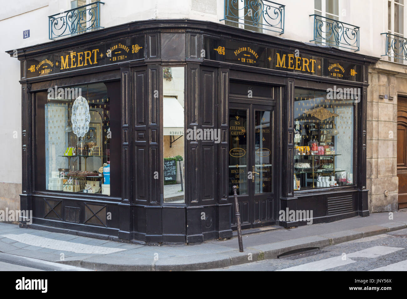 Parigi, Francia - 29 Febbraio 2016: il negozio di cioccolato esterno nel Marais, Parigi. Foto Stock