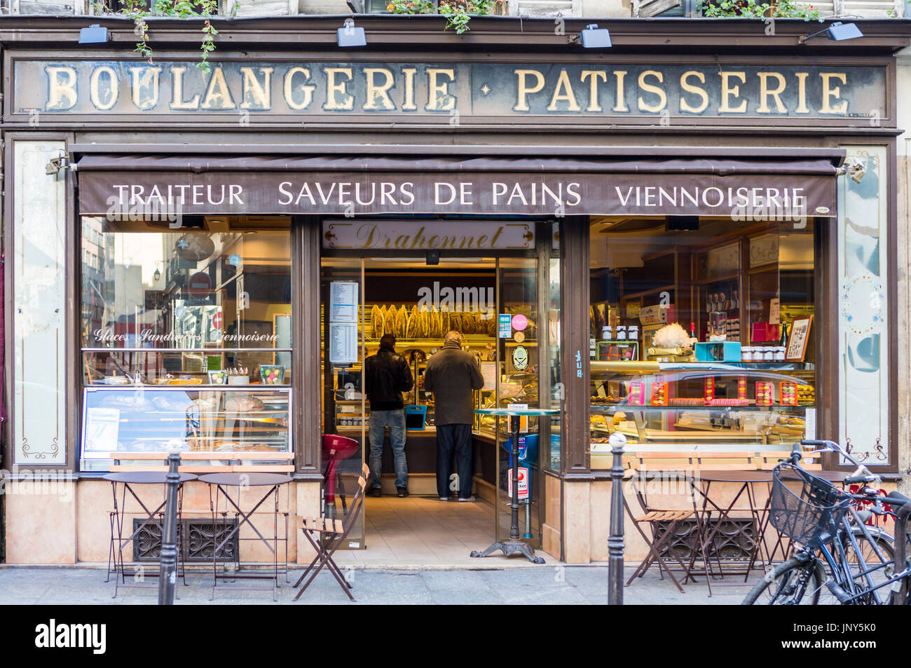 Parigi, Francia - 29 Febbraio 2016: esterne di boulangerie, pasticceria su Rue Vieille du Temple nel Marais, Parigi. Foto Stock